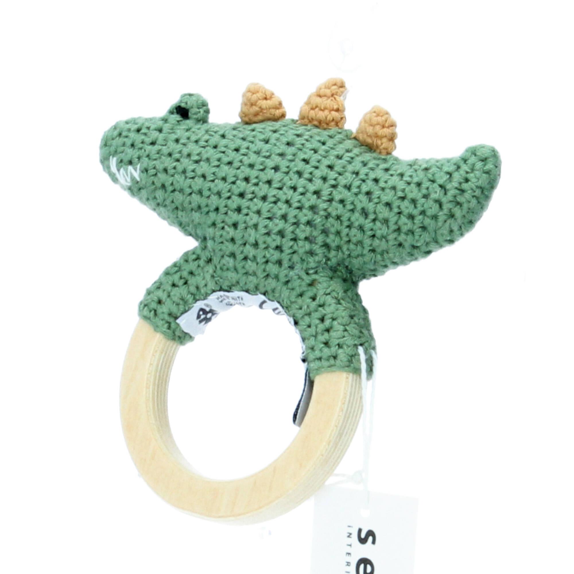 Sebra Baby Spielzeug Rassel gehäkelt Krokodil auf Holzring moss green