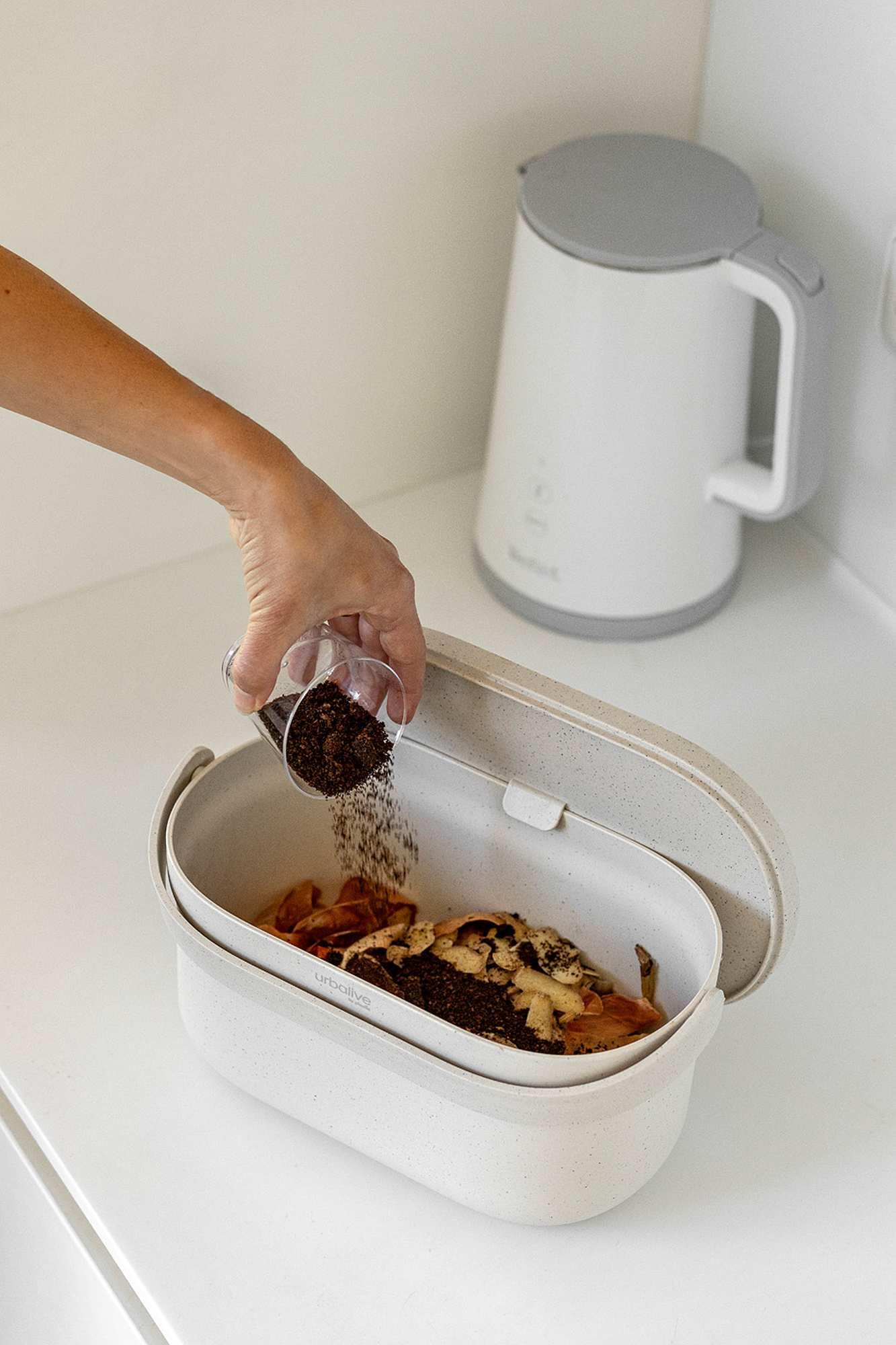 Plastia Biomüll Behälter 3,1L mit Einsatz Taupe Elfe Kaffeesatz Plastia Biomüll Behälter 3,1L mit Einsatz Taupe Elfe Kaffeesatz