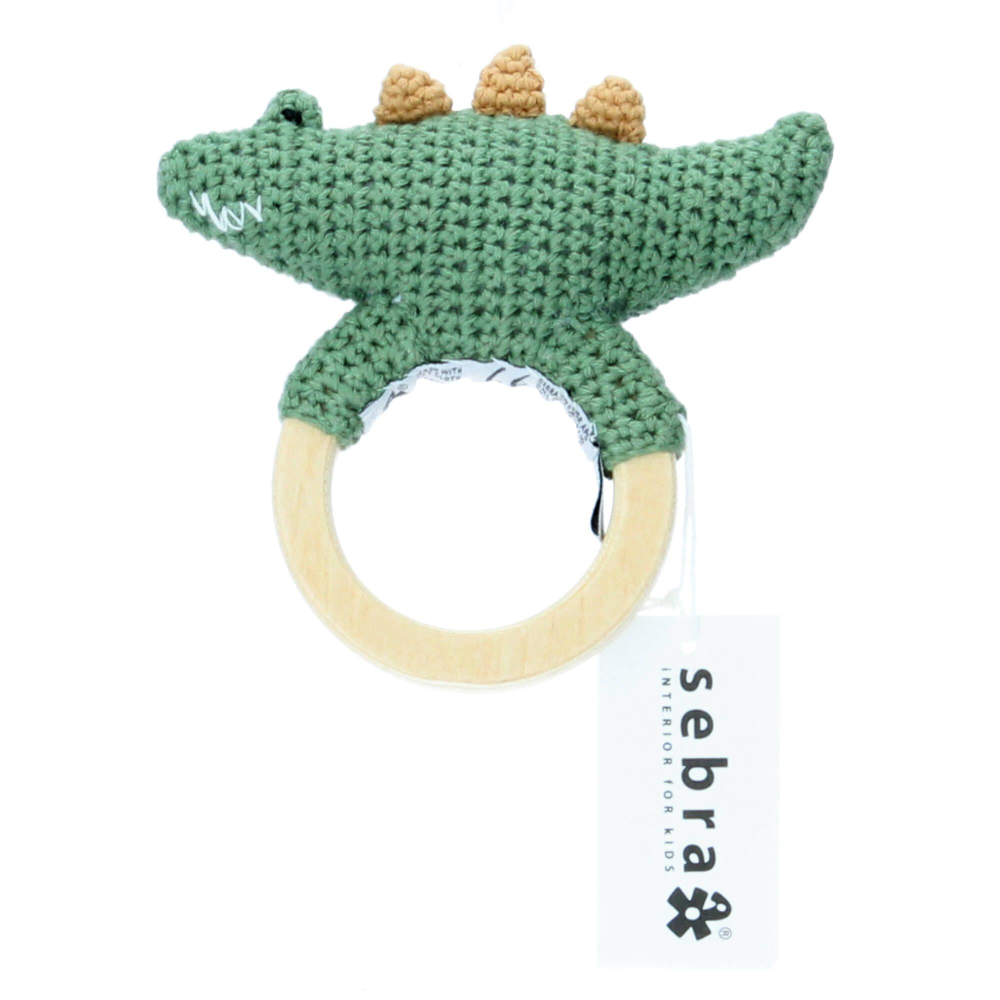 Sebra Baby Spielzeug Rassel gehäkelt Krokodil auf Holzring moss green Sebra Baby Spielzeug Rassel gehäkelt Krokodil auf Holzring moss green