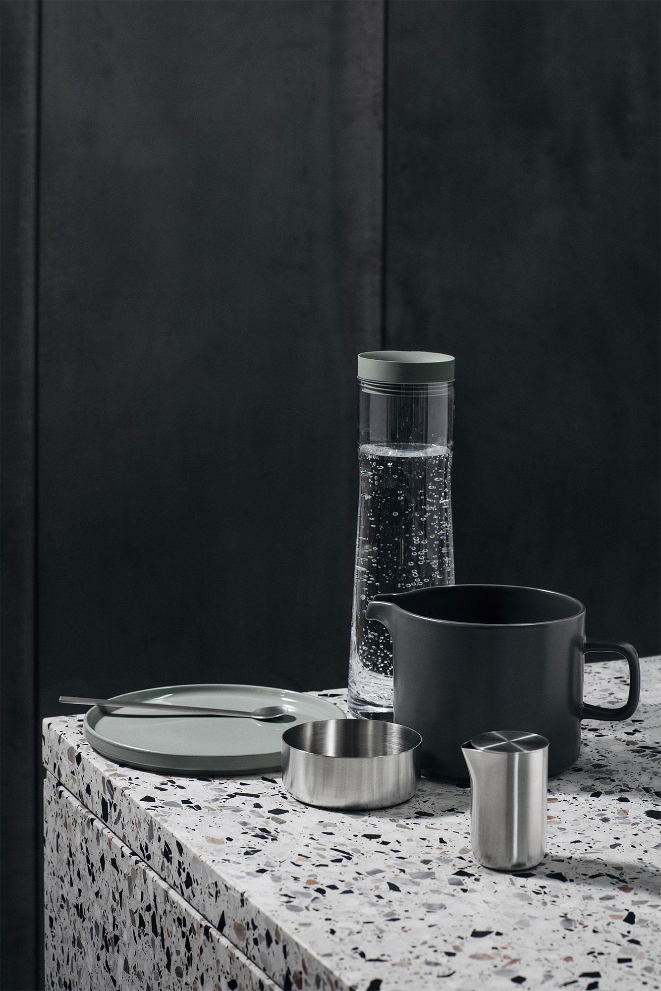blomus Pilar Kanne 1 L Keramik pewter zinngrau