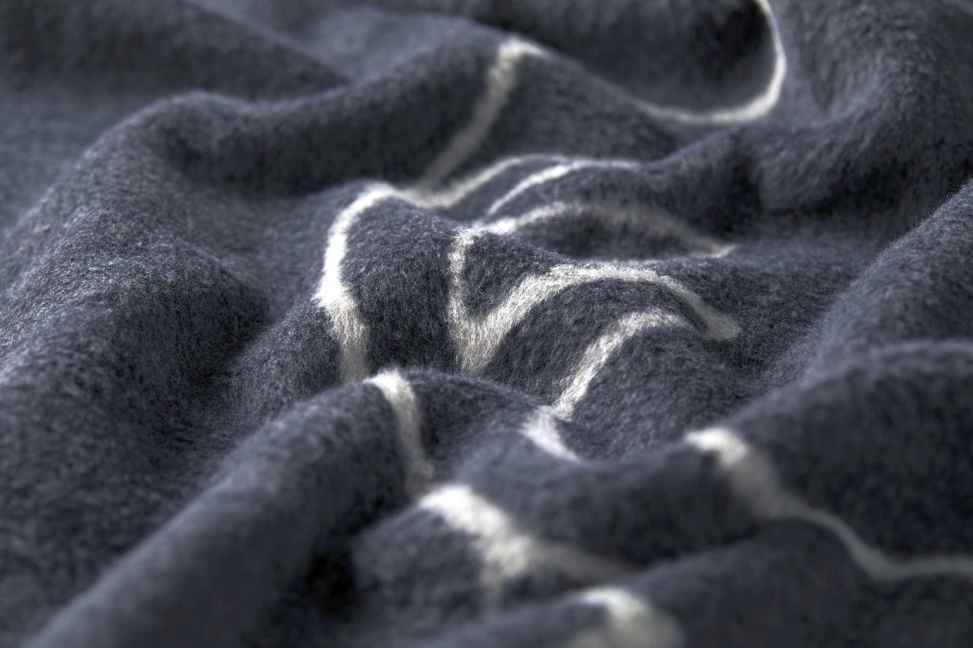 Fussenegger Kuscheldecke SAVONA Hirschköpfe linear Anthrazit