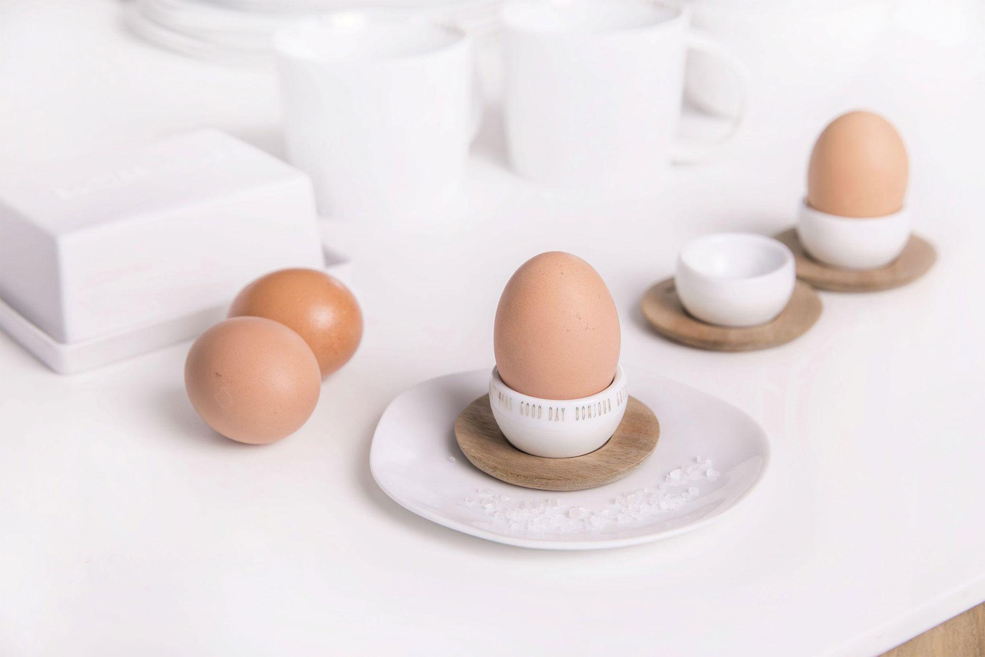 räder Dining Eierbecher Porzellan mit Unterteller Akazienholz Guten Tag
