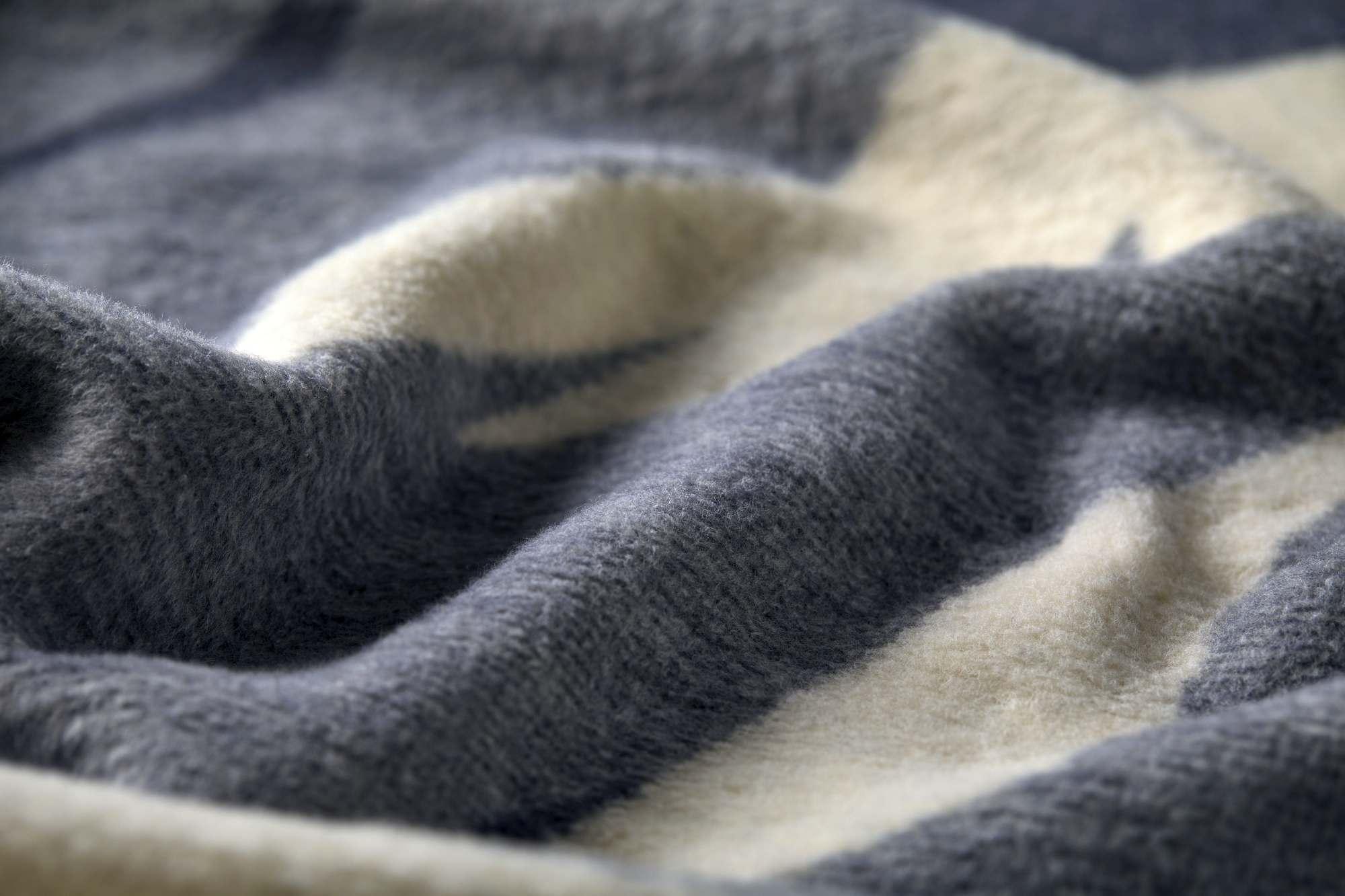 Fussenegger Kuscheldecke SAVONA skis & Spuren Grau